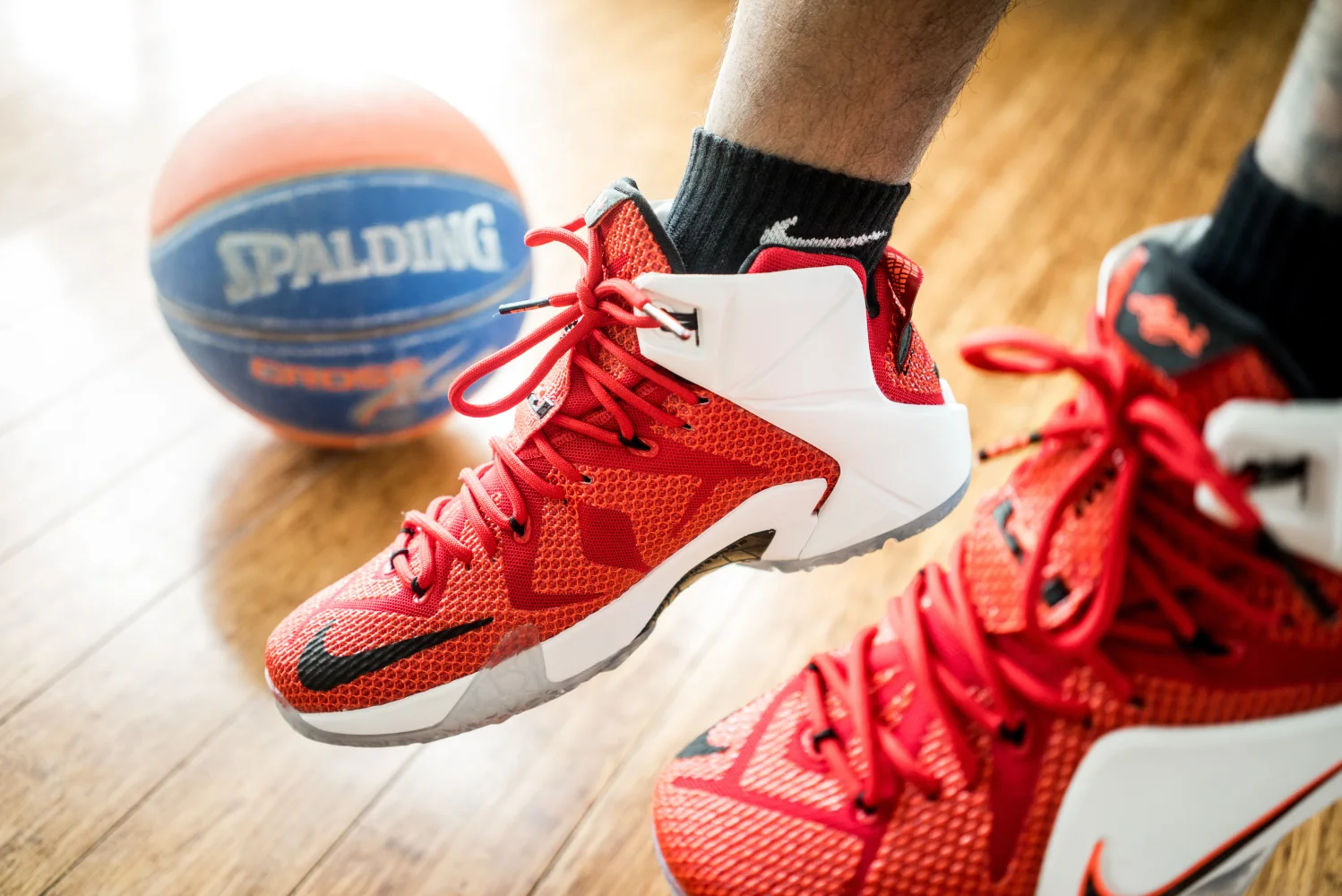 Sportmotiv – Turnschuhe mit einem Ball