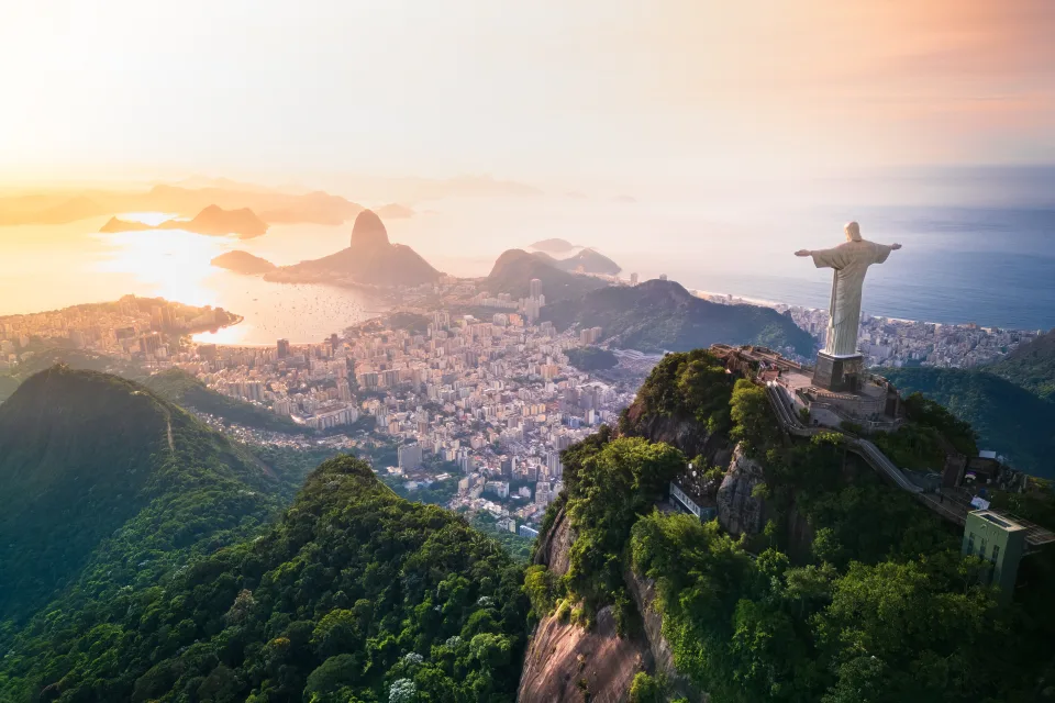 Denkmal auf dem Gipfel Felsen Rio de Janeiro, Brasilien