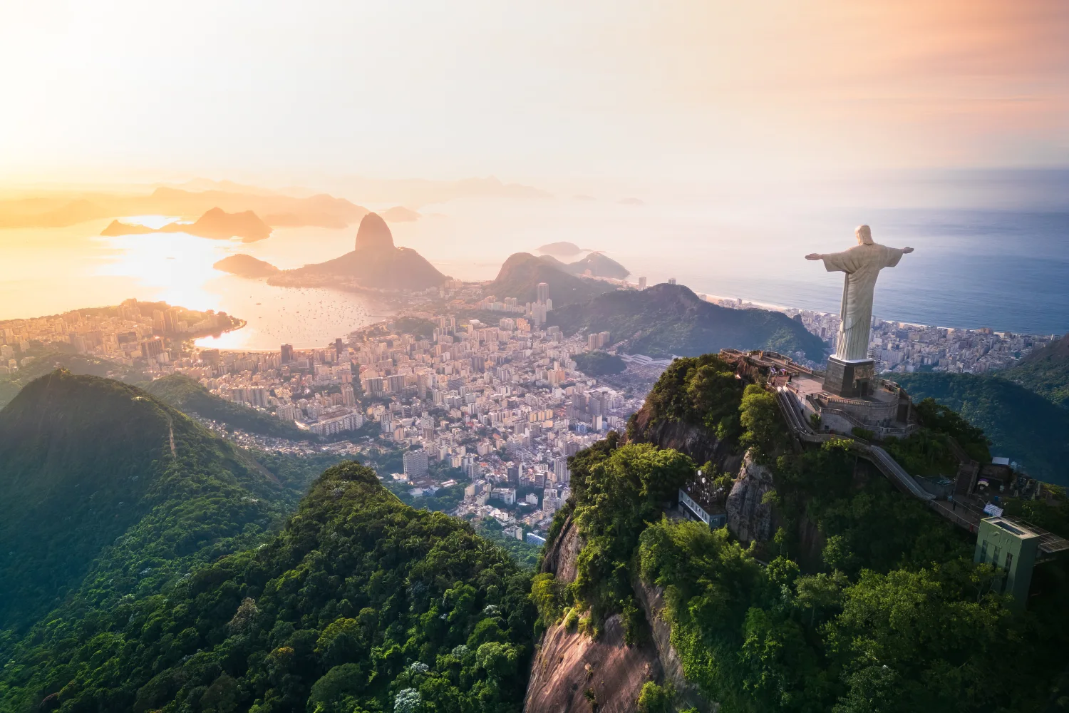 Denkmal auf dem Gipfel Felsen Rio de Janeiro, Brasilien