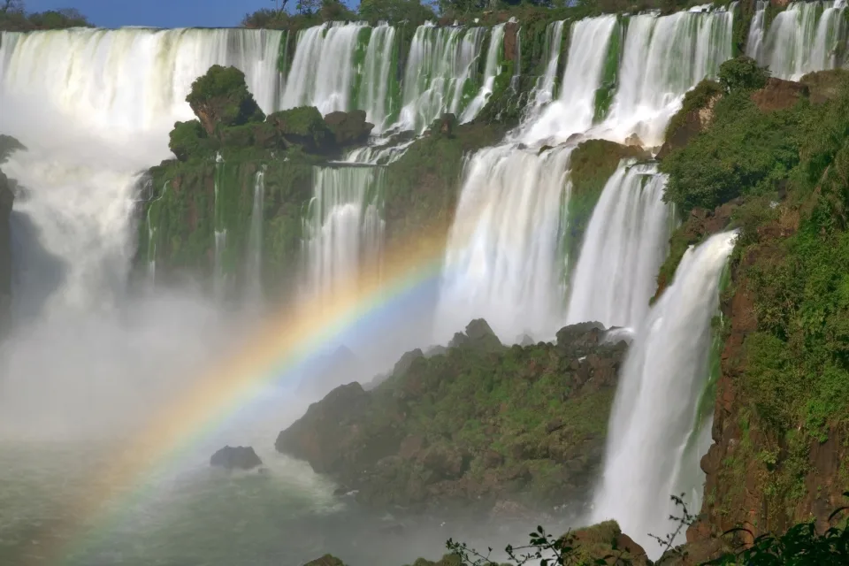 Regenbogen auf Wasserfall Iguazú