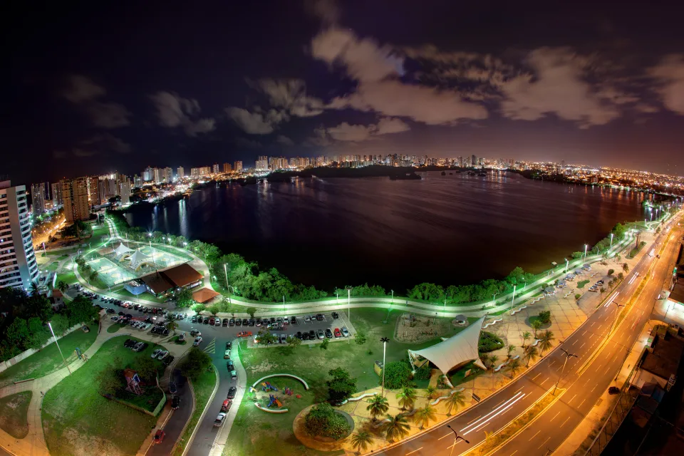 Stadt San bei Nacht, Brasilien
