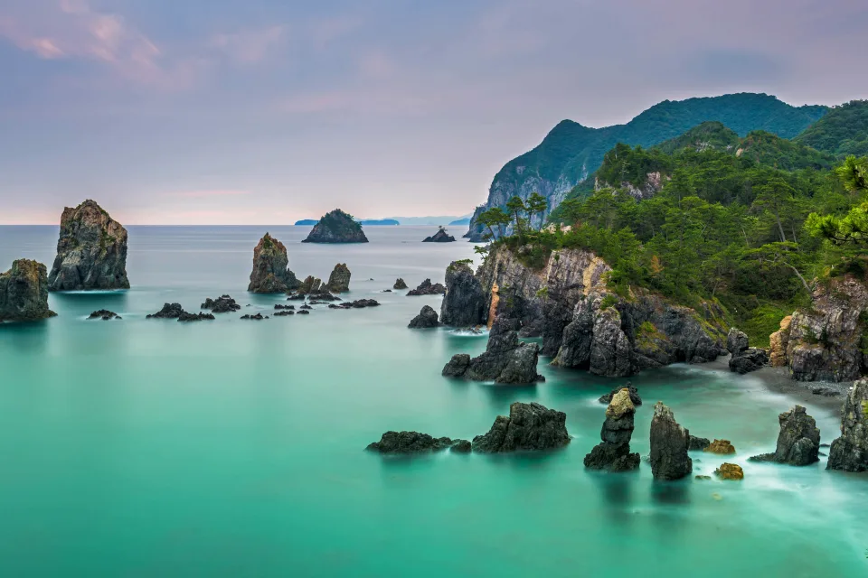 Bedeckte Grün Klippen am Meer, Island