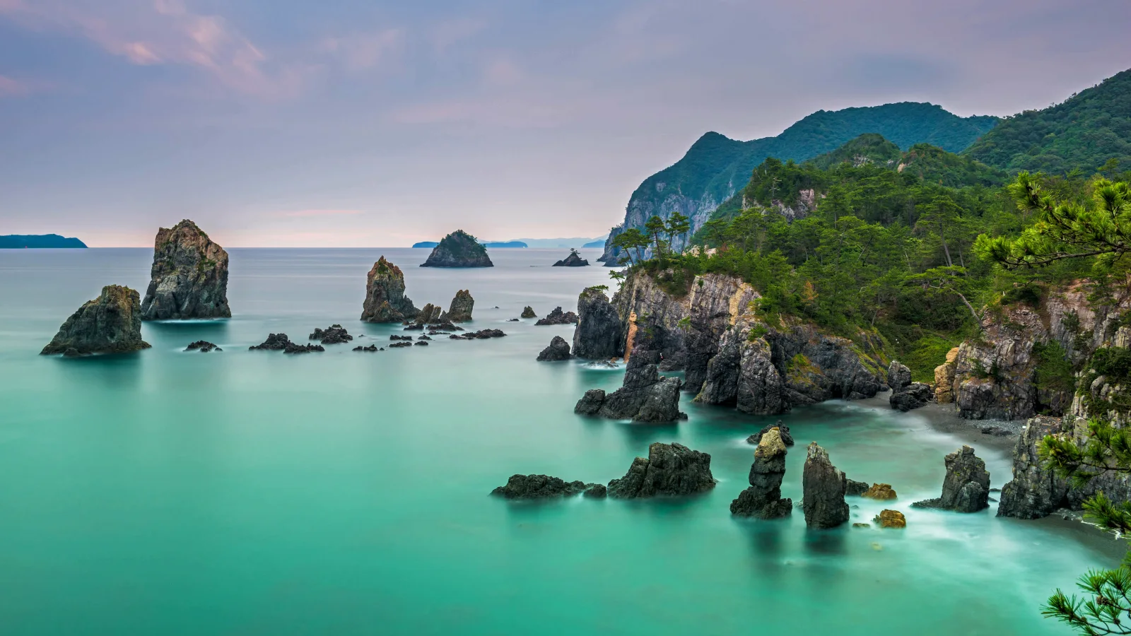 Bedeckte Grün Klippen am Meer, Island