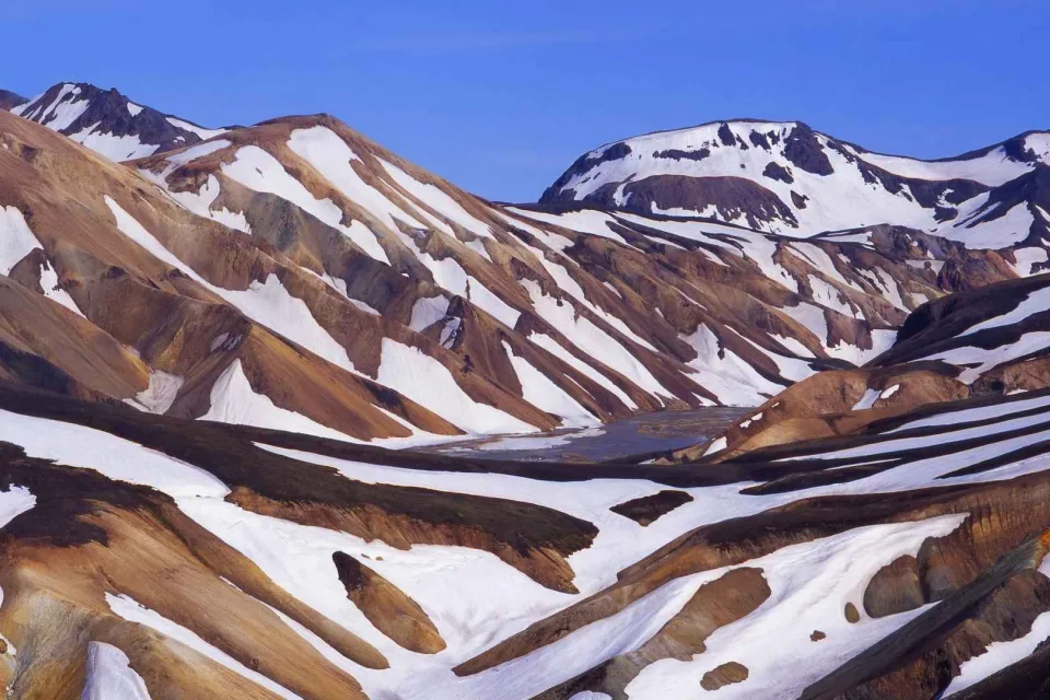 Braune schneebedeckte Berge in Island