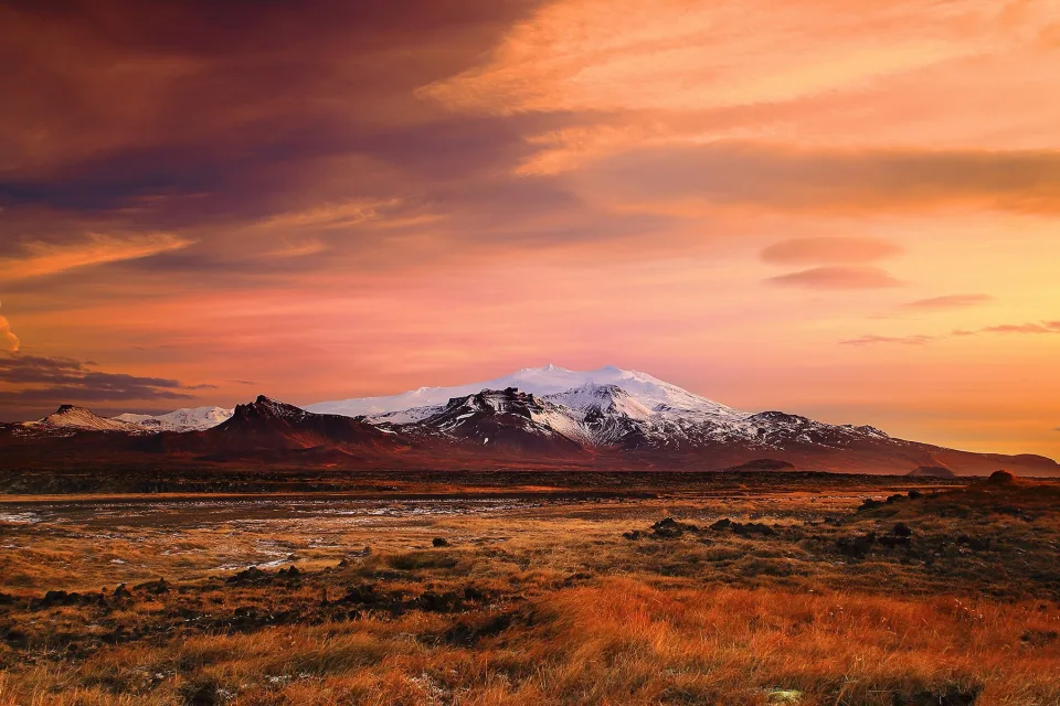 Ebenen und Berge in Island bei Sonnenuntergang
