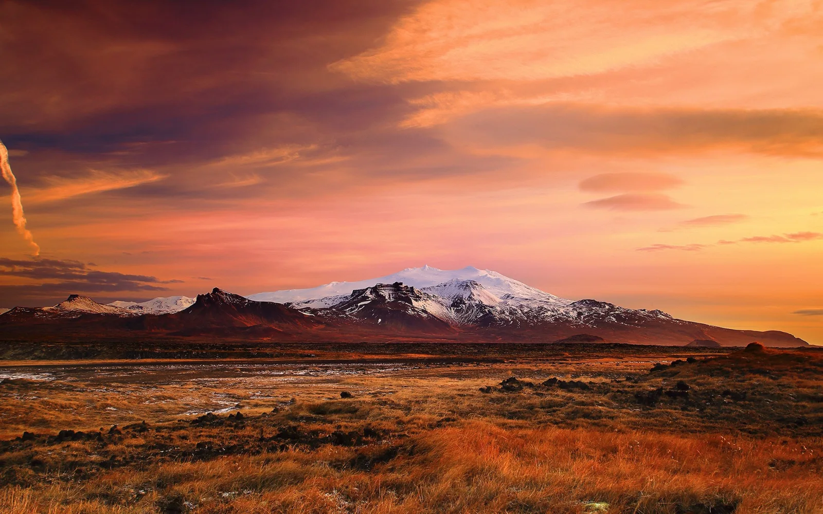 Ebenen und Berge in Island bei Sonnenuntergang