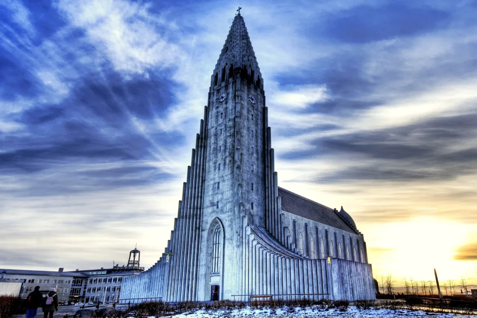 Kirche unter hellblauem Himmel, Reykjavík. Island