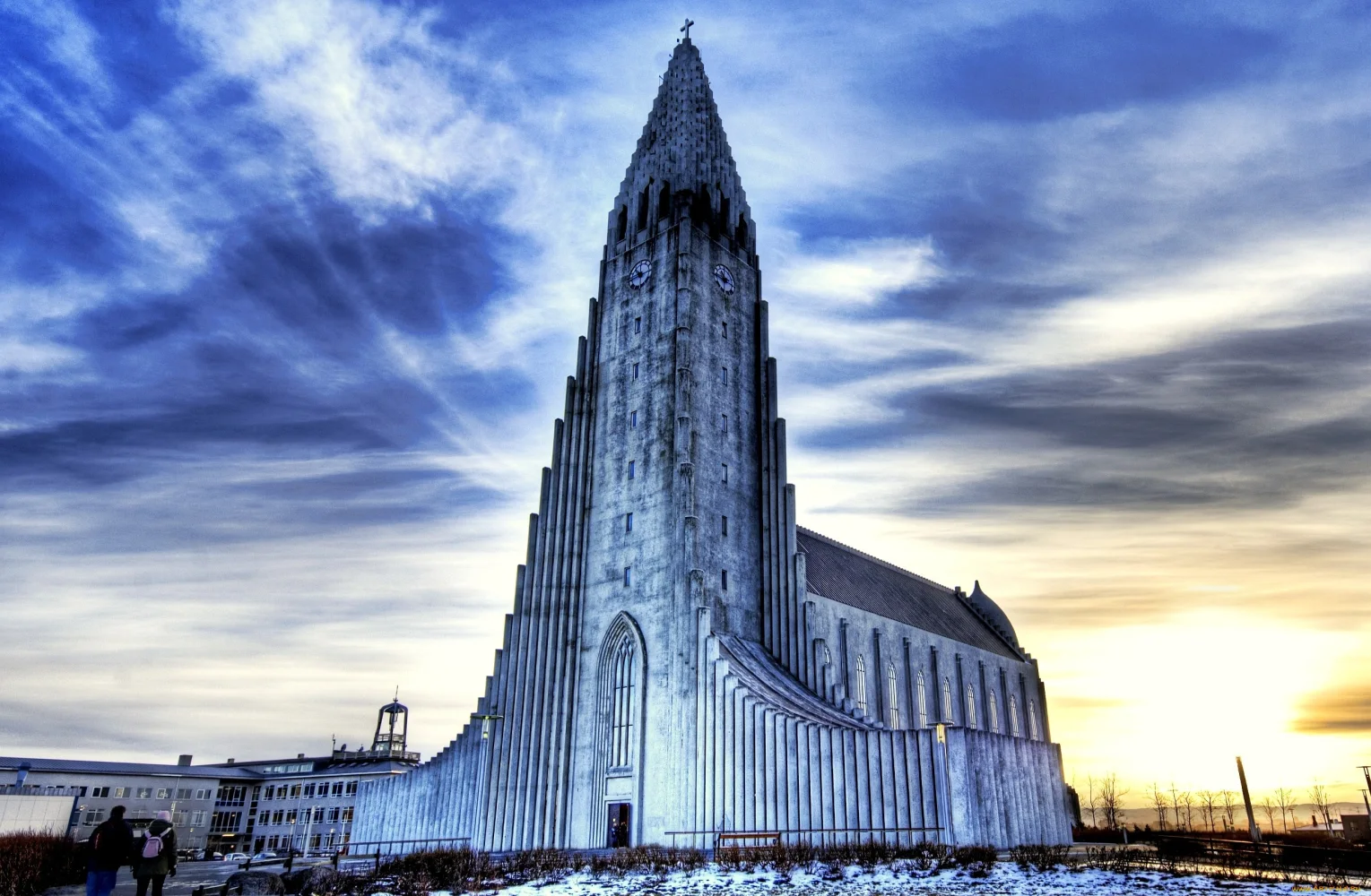 Kirche unter hellblauem Himmel, Reykjavík. Island