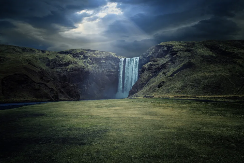 Mond Licht fällt auf Berg Wasserfall, Island