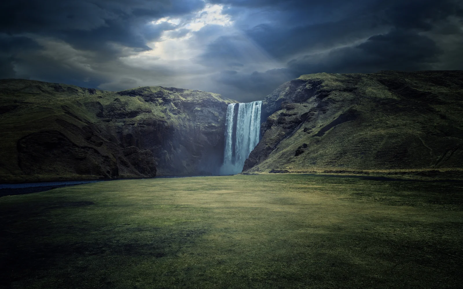 Mond Licht fällt auf Berg Wasserfall, Island