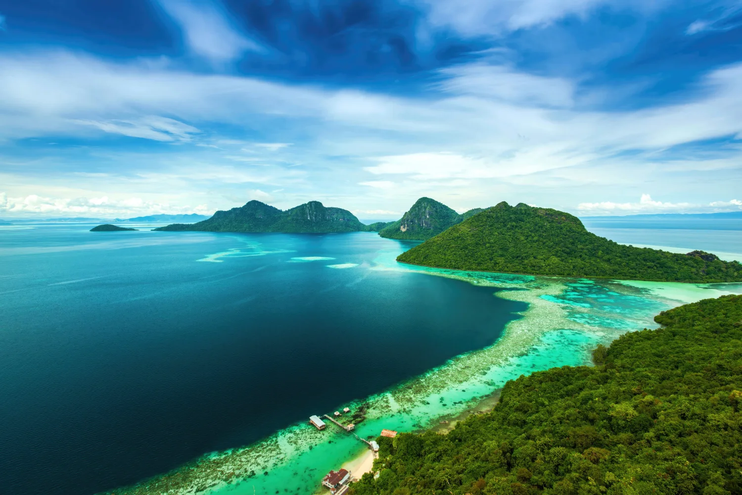Schöner Blick auf Meer und bedeckte Grün Ufer Island