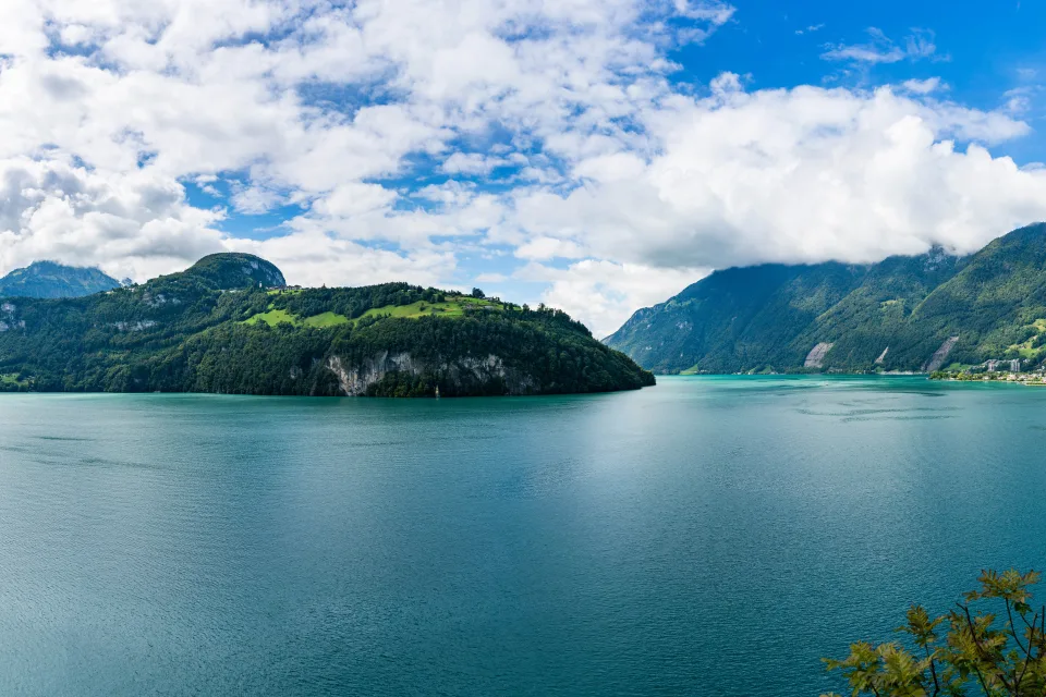Schöner Blick auf See und Berge unter hellblauem Himmel, Island