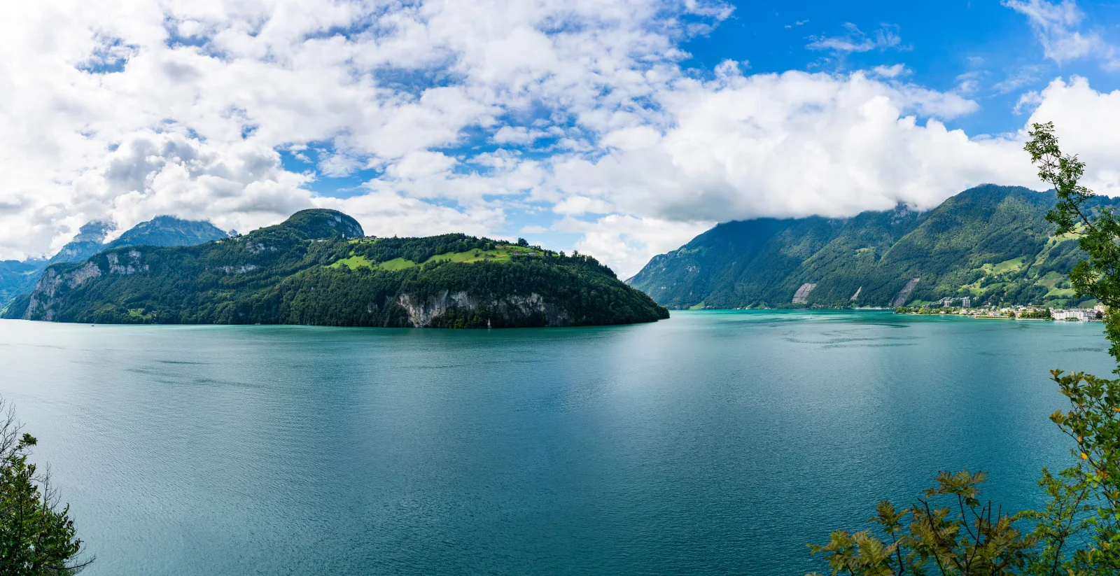Schöner Blick auf See und Berge unter hellblauem Himmel, Island