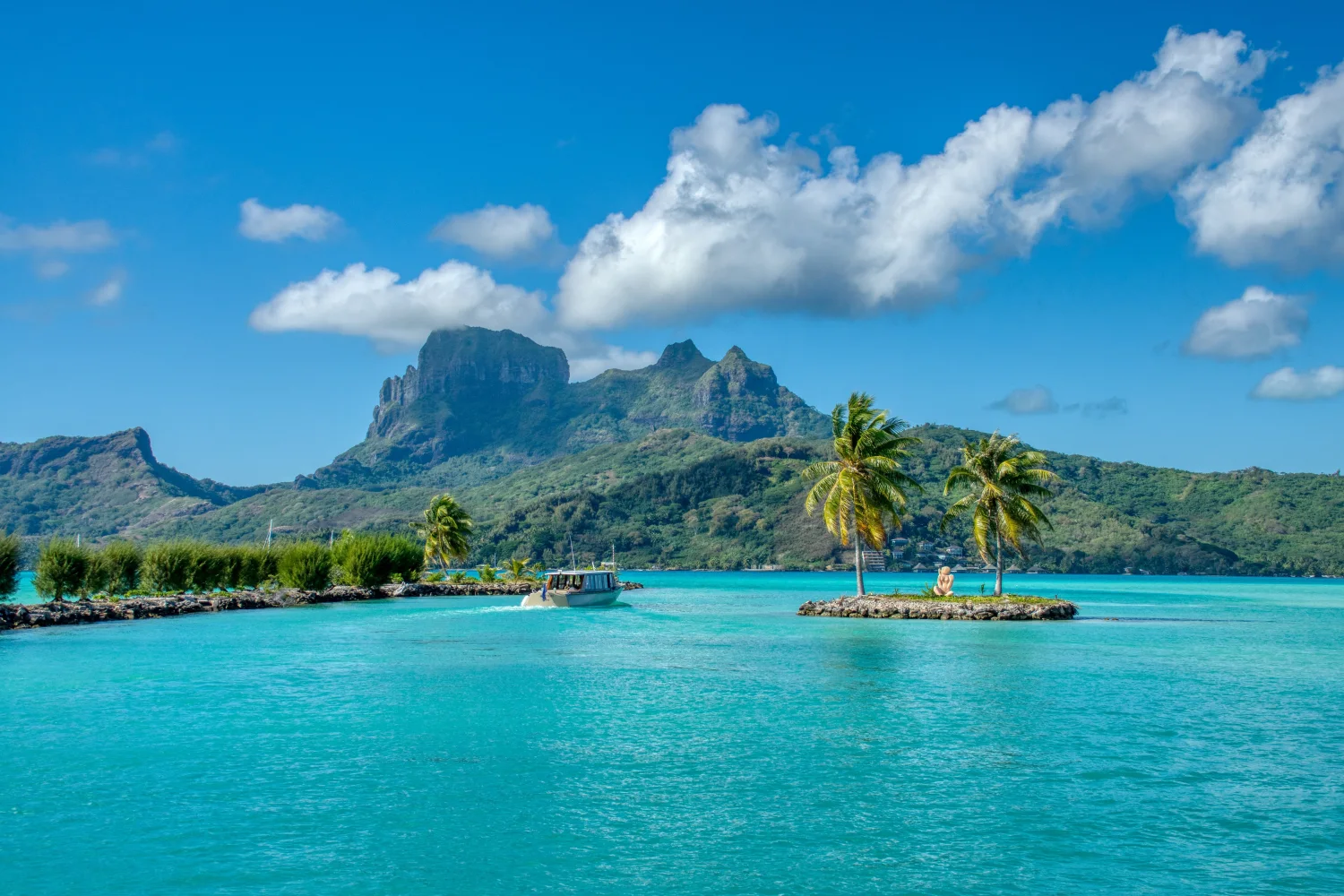 Schöner Strand vor einer Bergkulisse, Island