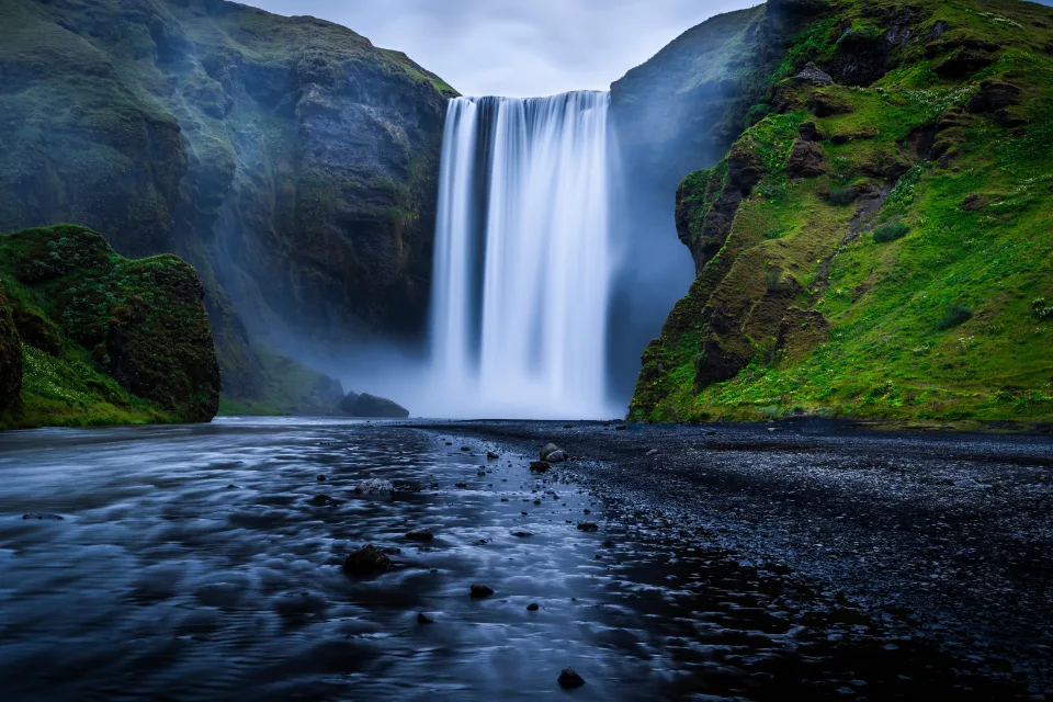 Schöner Wasserfall Skógafoss, Island
