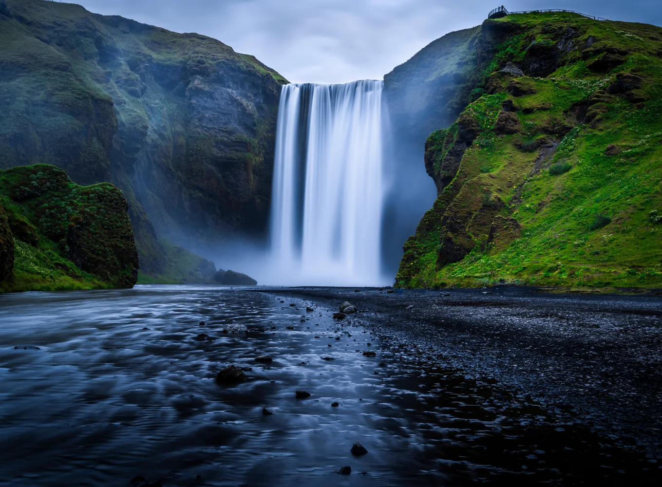Schöner Wasserfall Skógafoss, Island