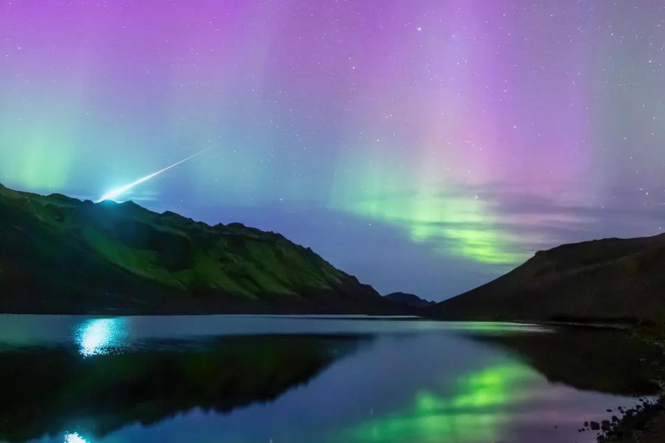 Schönes polares Leuchten in Himmel über Berge Island