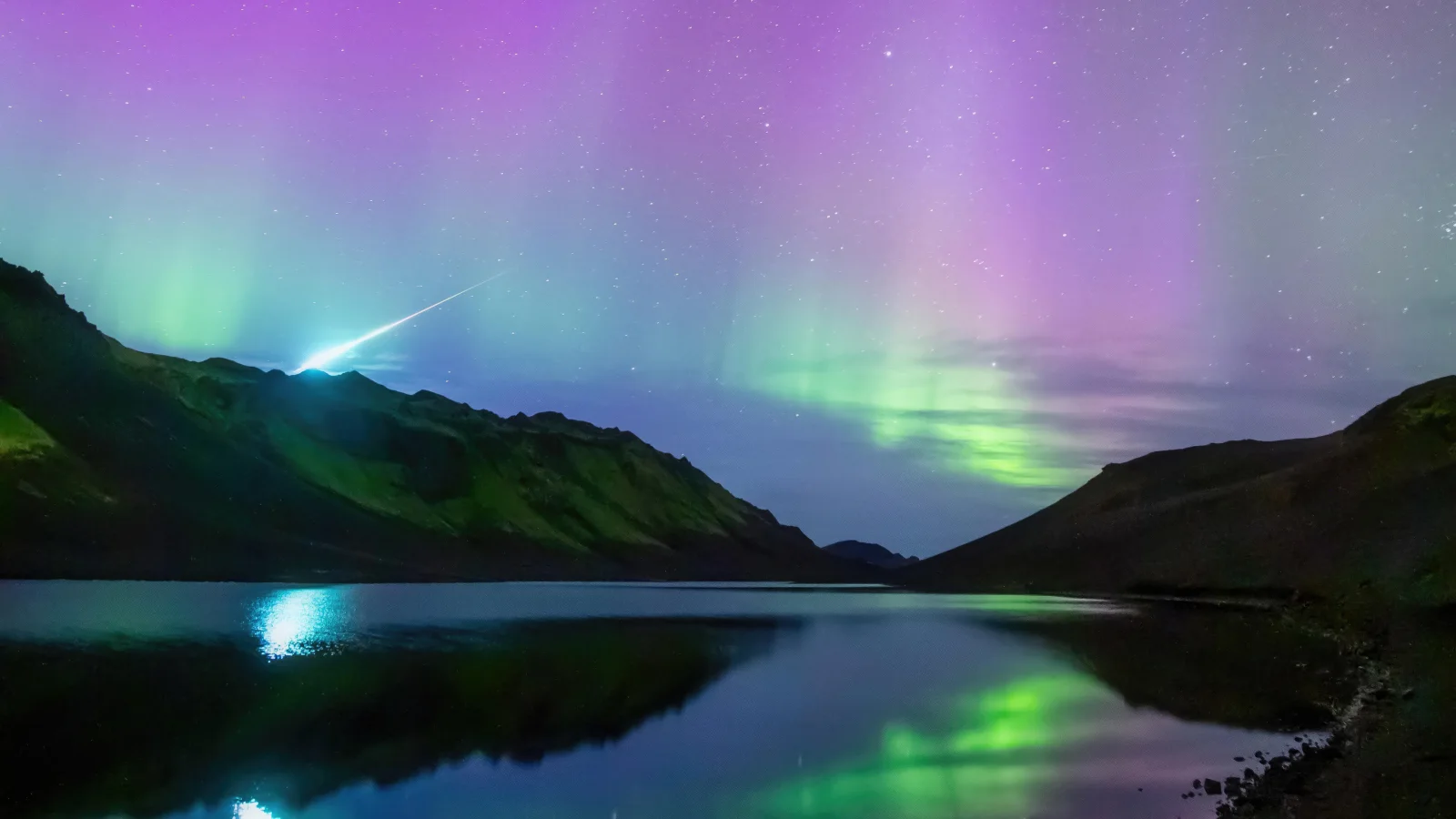 Schönes polares Leuchten in Himmel über Berge Island