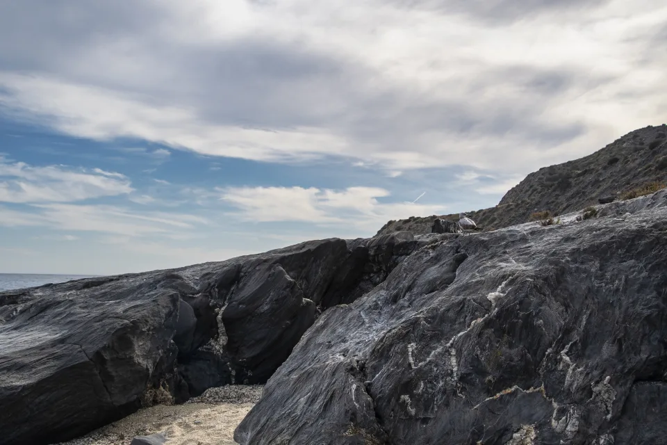 Steinerne Berge Island unter weißen Wolken