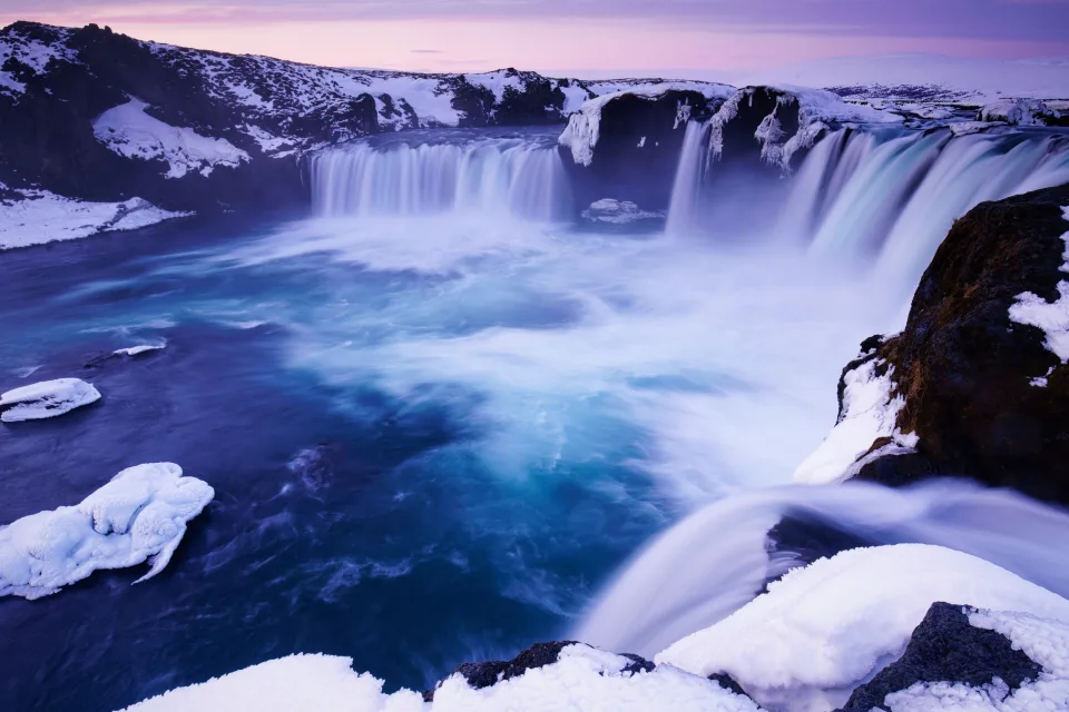 Verschneite Ufer Wasserfall Godafoss, Island