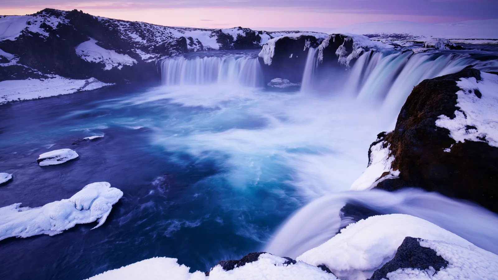 Verschneite Ufer Wasserfall Godafoss, Island