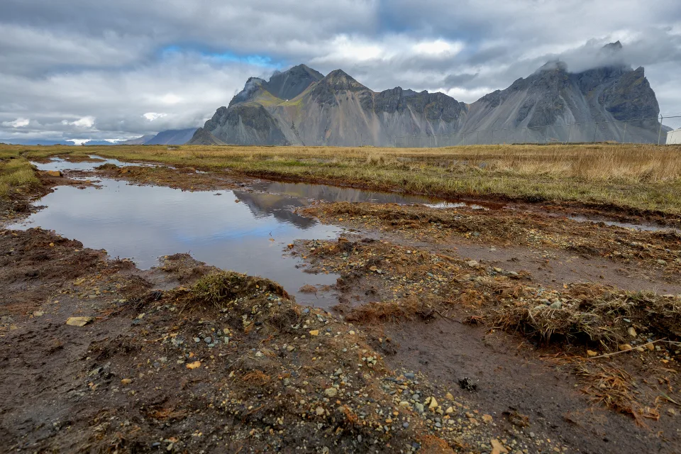 Wasser bei Berg unter bewölktem Himmel Island
