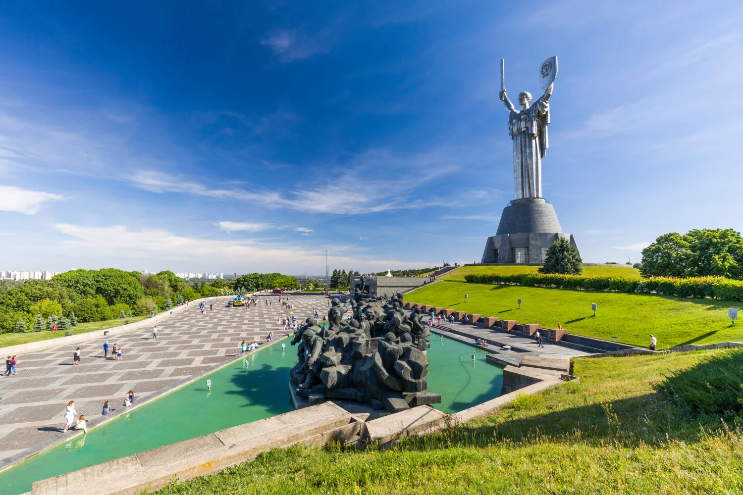 Blick auf Denkmal Mutterland Mutter unter hellblauem Himmel, Kiew, Ukraine