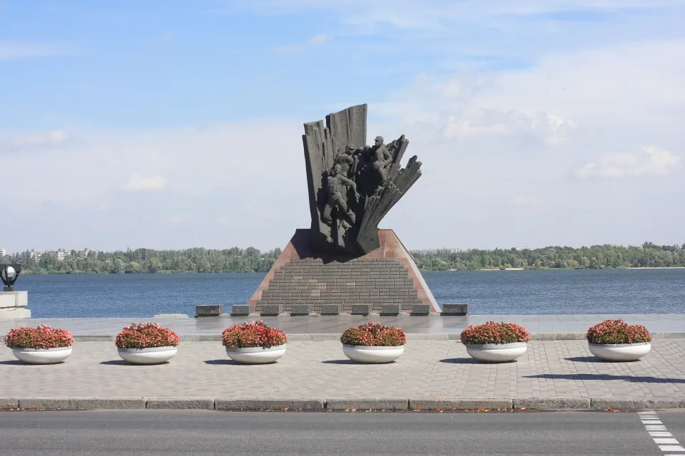 Denkmal auf Uferpromenade Dnipro