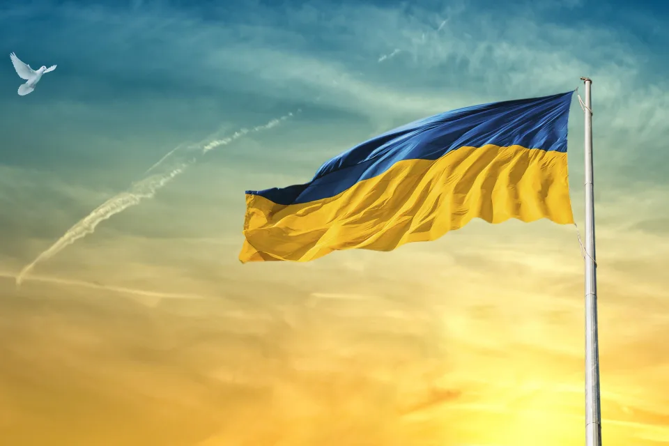 Flagge Ukraine vor dem Himmel