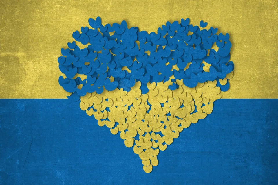 Herz aus kleinen Herzen vor der ukrainischen Flagge