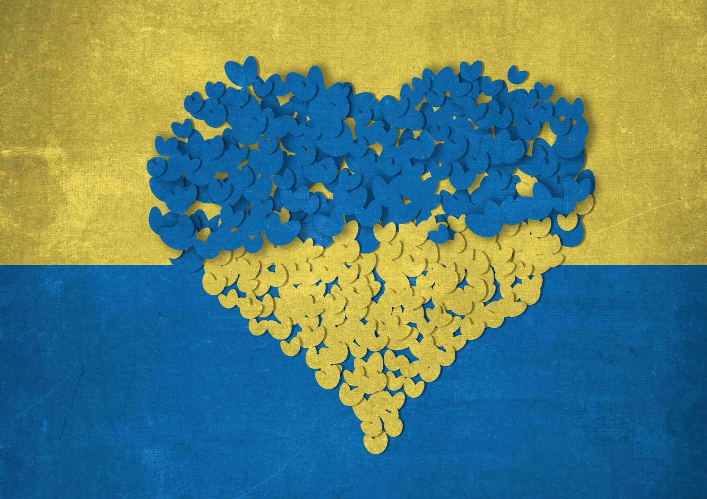 Herz aus kleinen Herzen vor der ukrainischen Flagge
