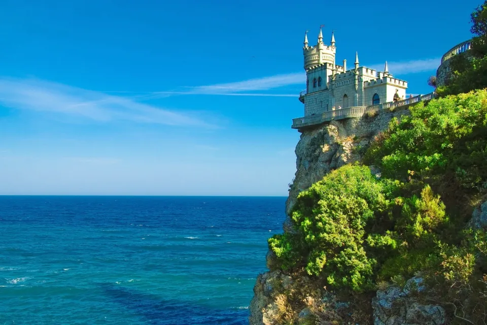 Kleines Schloss auf einem Felsen am Meer auf der Krim