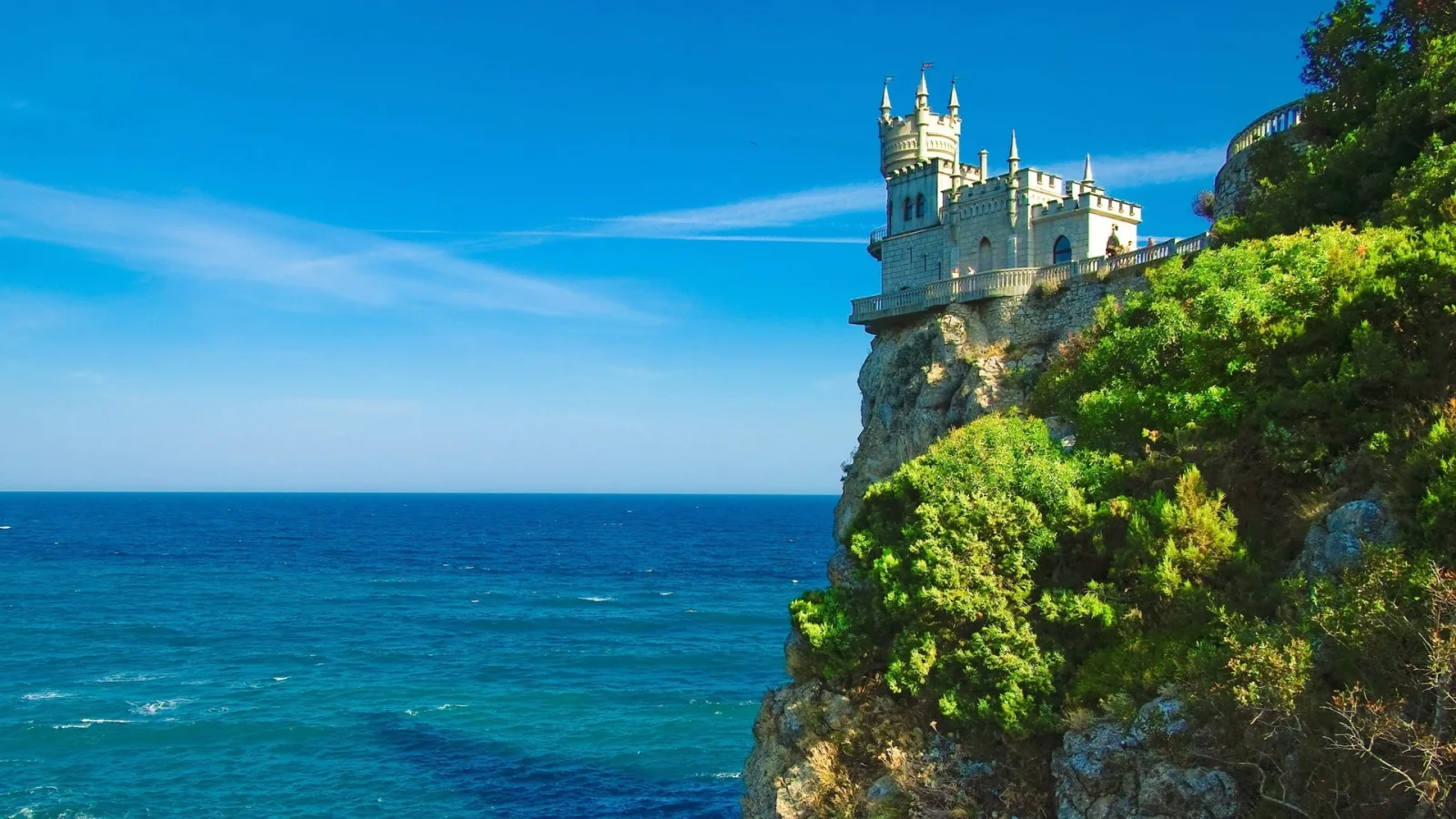 Kleines Schloss auf einem Felsen am Meer auf der Krim