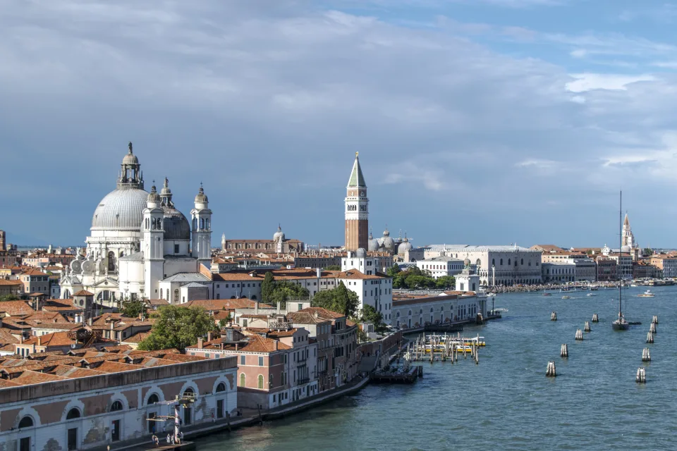 Architektur bei Bootssteg in Bucht, Venedig. Italien