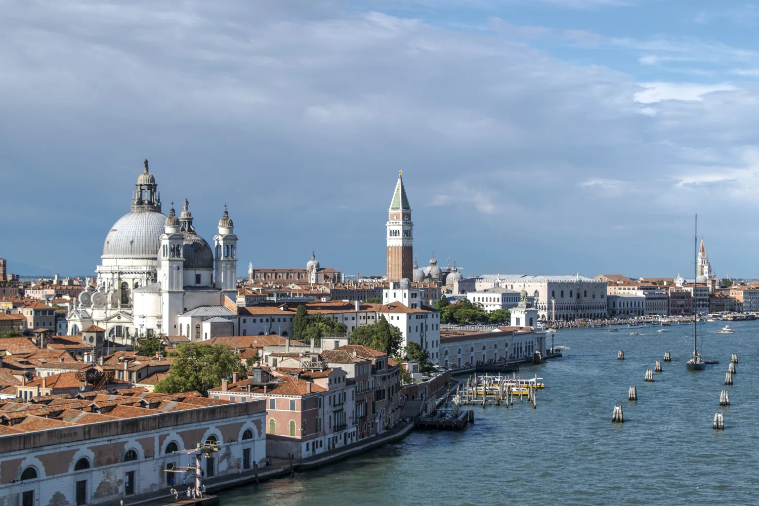Architektur bei Bootssteg in Bucht, Venedig. Italien