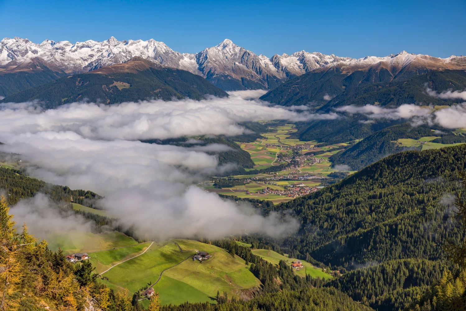 Blick auf Berg Massiv im Nebel, Italien
