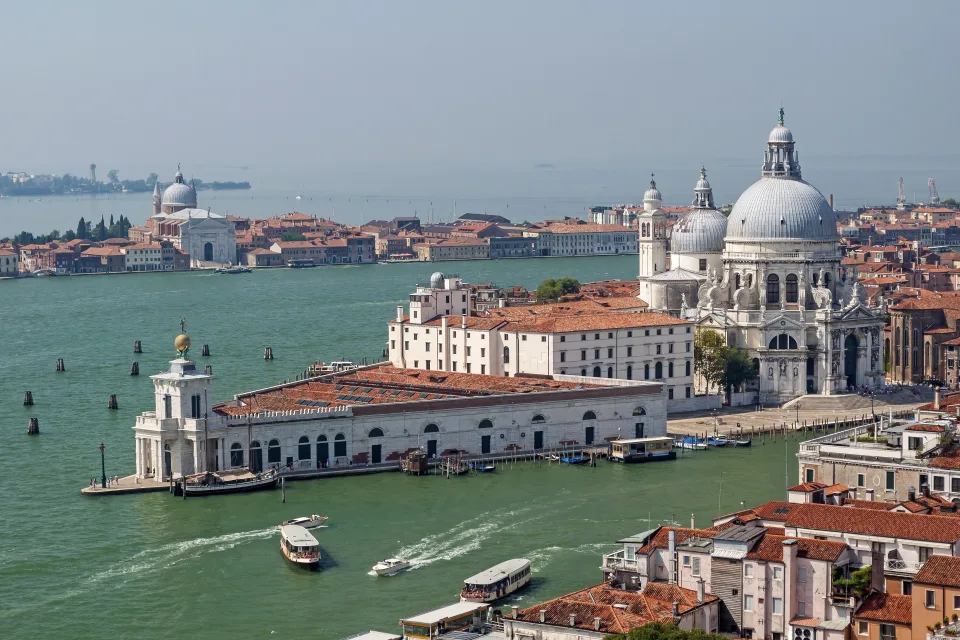 Blick auf Kathedrale Weihnachtsmann Maria Della Feuerwerk auf Grand Kanal, Venedig. Italien