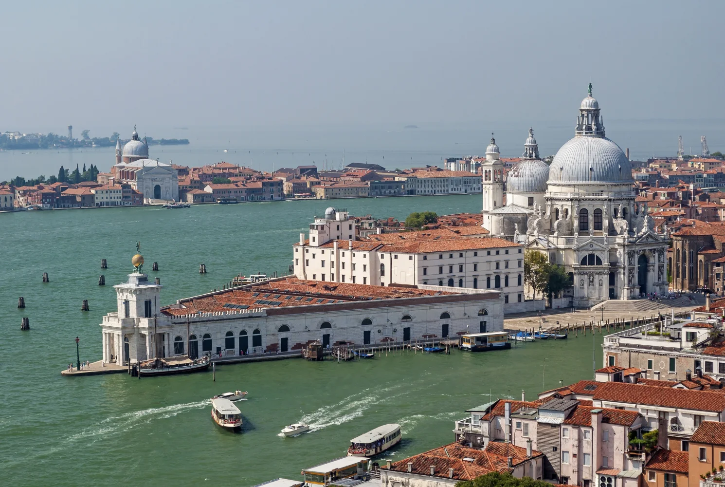 Blick auf Kathedrale Weihnachtsmann Maria Della Feuerwerk auf Grand Kanal, Venedig. Italien