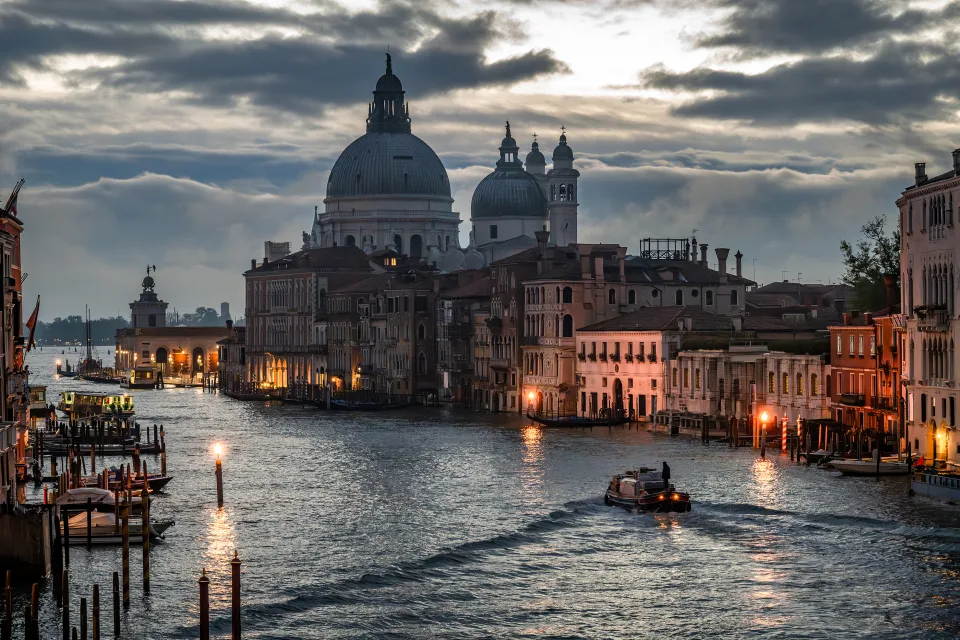 Blick auf Kirche in der Dämmerung, Venedig. Italien