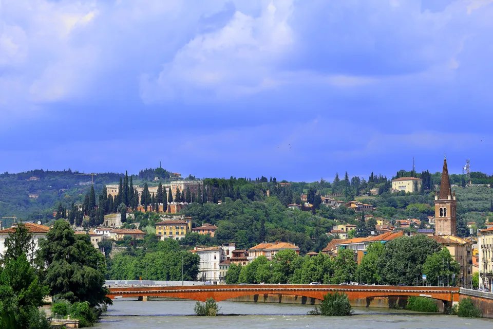 Blick auf Stadt und Fluss mit Brücke, Italien