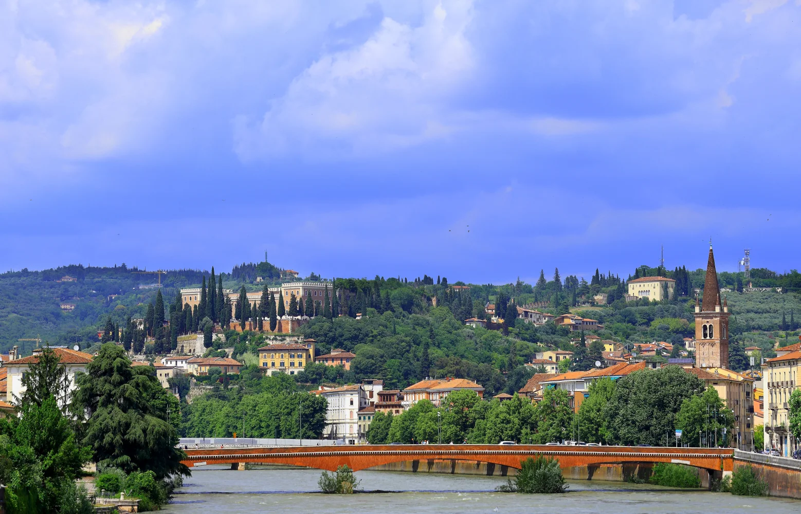 Blick auf Stadt und Fluss mit Brücke, Italien