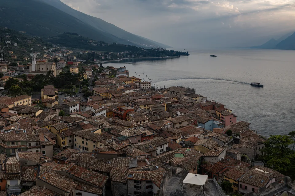 Blick von oben auf am See, Italien