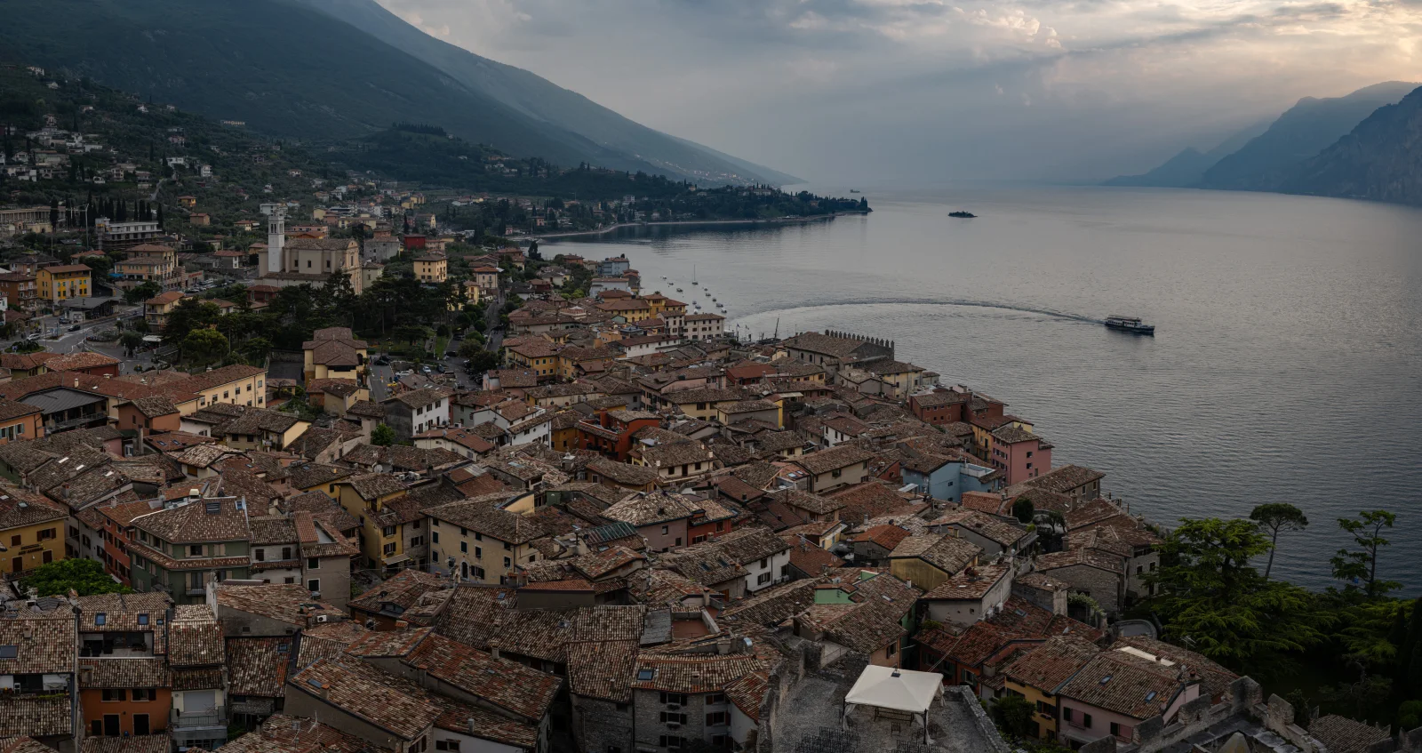 Blick von oben auf am See, Italien
