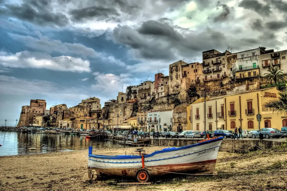 Boot am Ufer in Italien, HDR Foto
