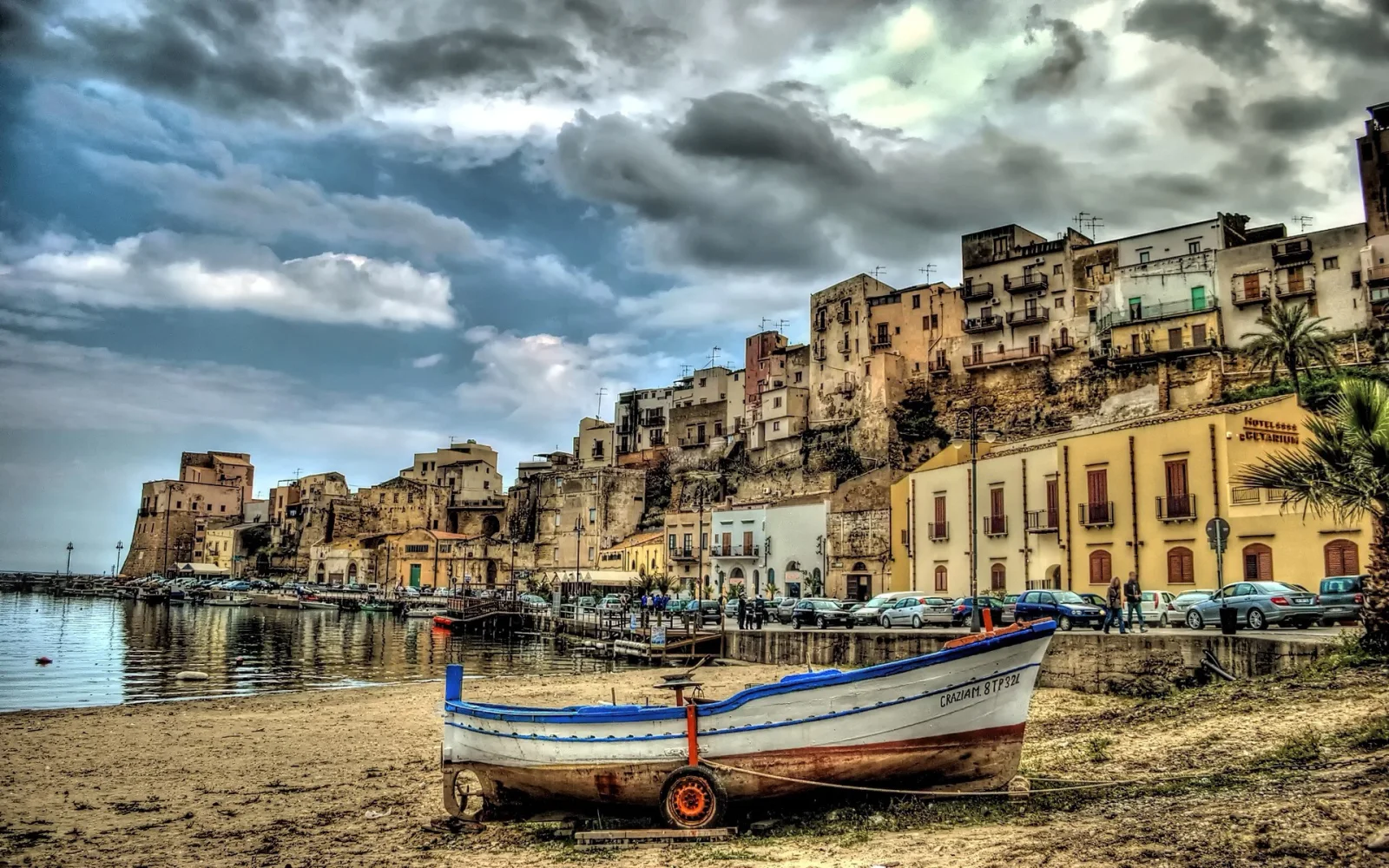 Boot am Ufer in Italien, HDR Foto