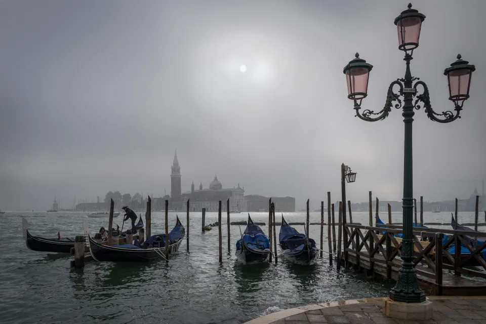 Boote bei Bootssteg in der Stadt Venedig, Italien