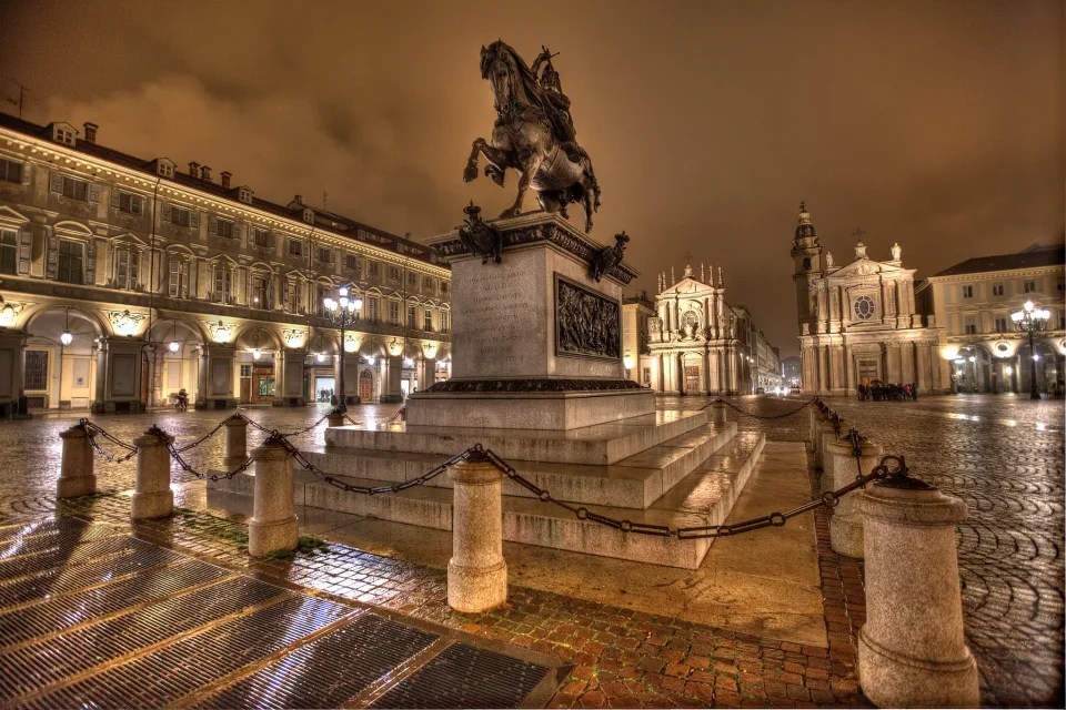Denkmal in Licht nächtlichen Laternen auf dem Platz San. Italien