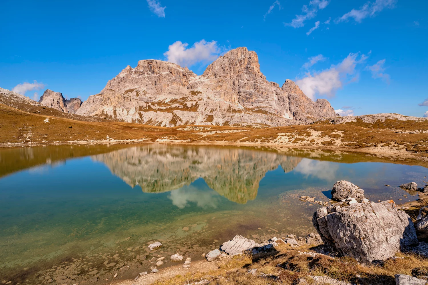 Felsen spiegelt sich im Wasser, Italien