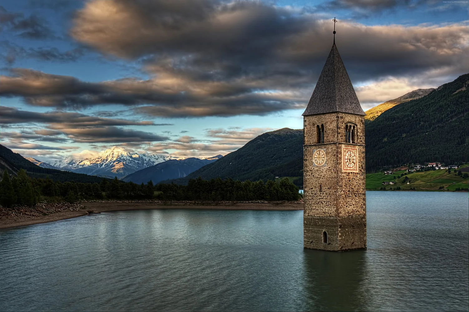 Historische Kapelle vor dem Hintergrund schönen Himmel inmitten See, Italien