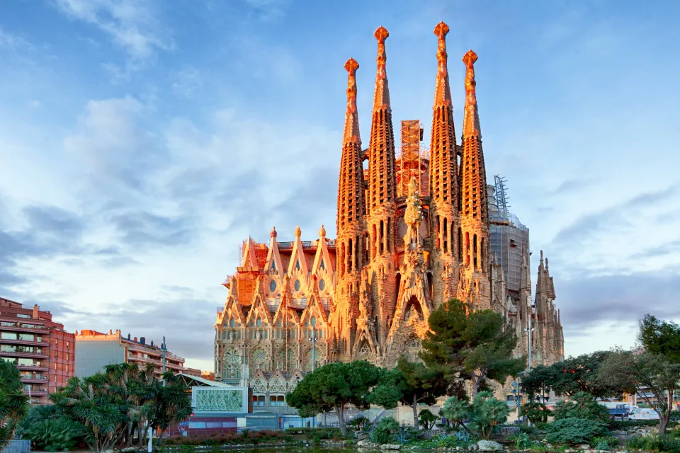 Historische Kirche unter schönem hellblauem Himmel, Barcelona. Italien